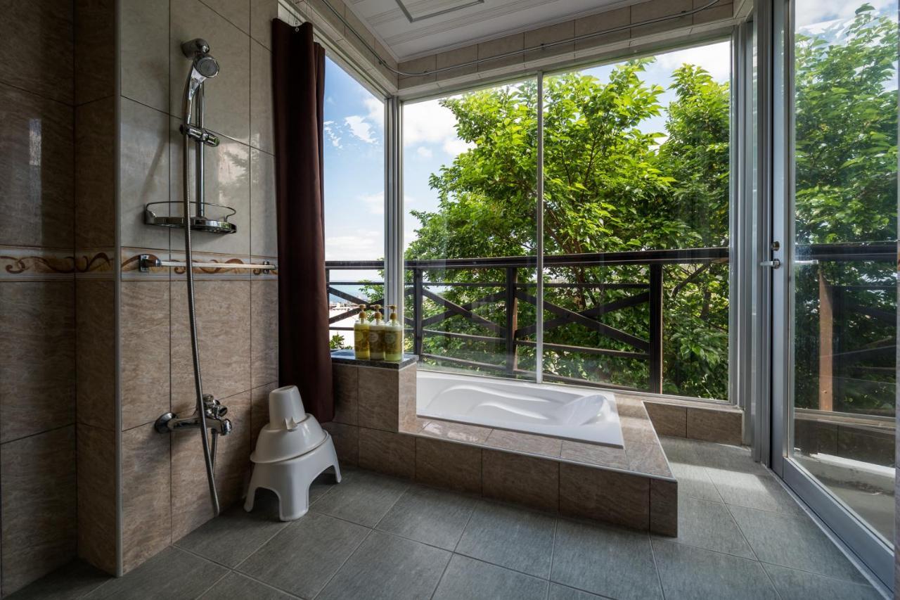 E-Horizon Resort Condominium Йомитан Экстерьер фото
